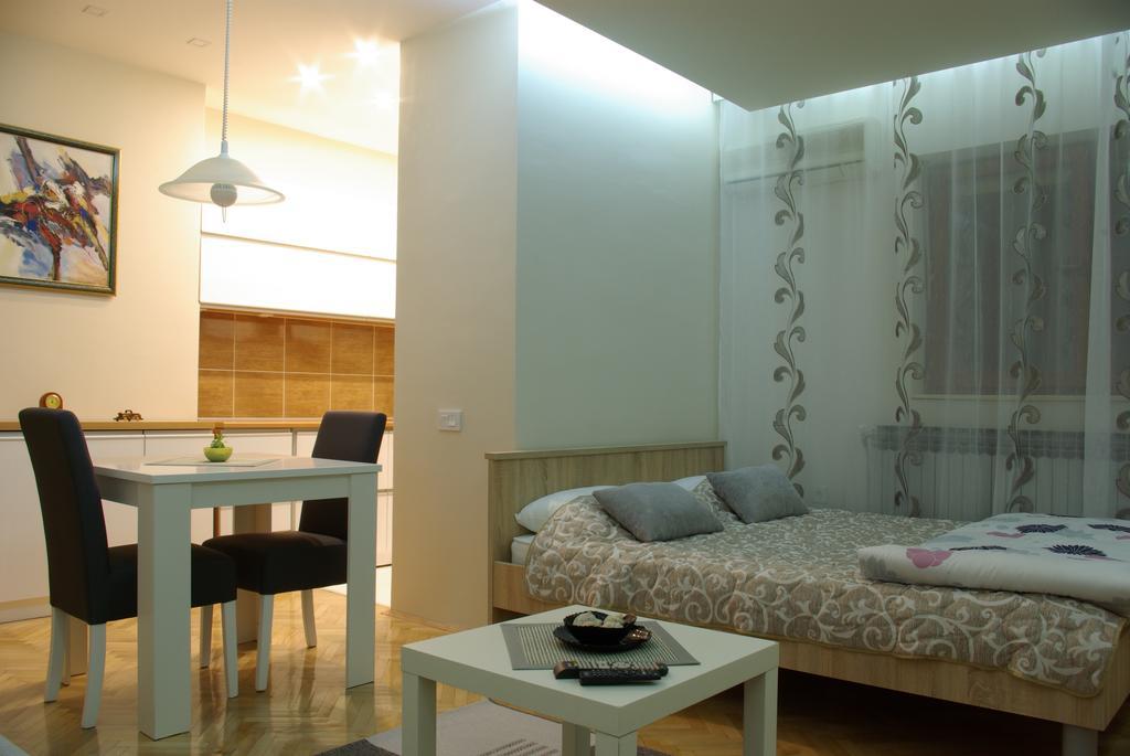 Square Studio Apartment Nis Exterior photo